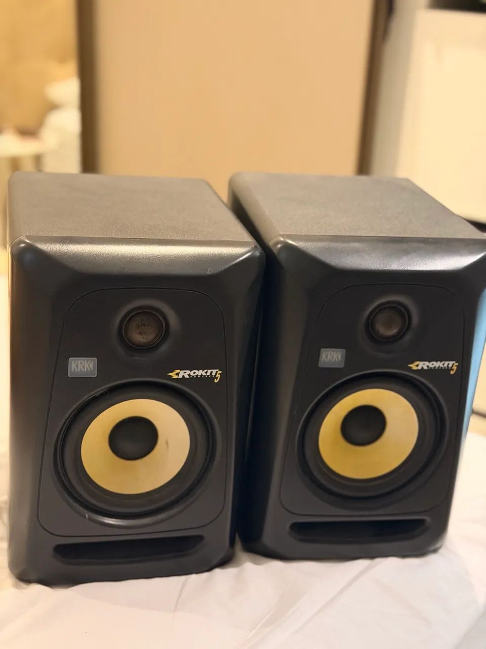 Par de monitores KRK RP5 