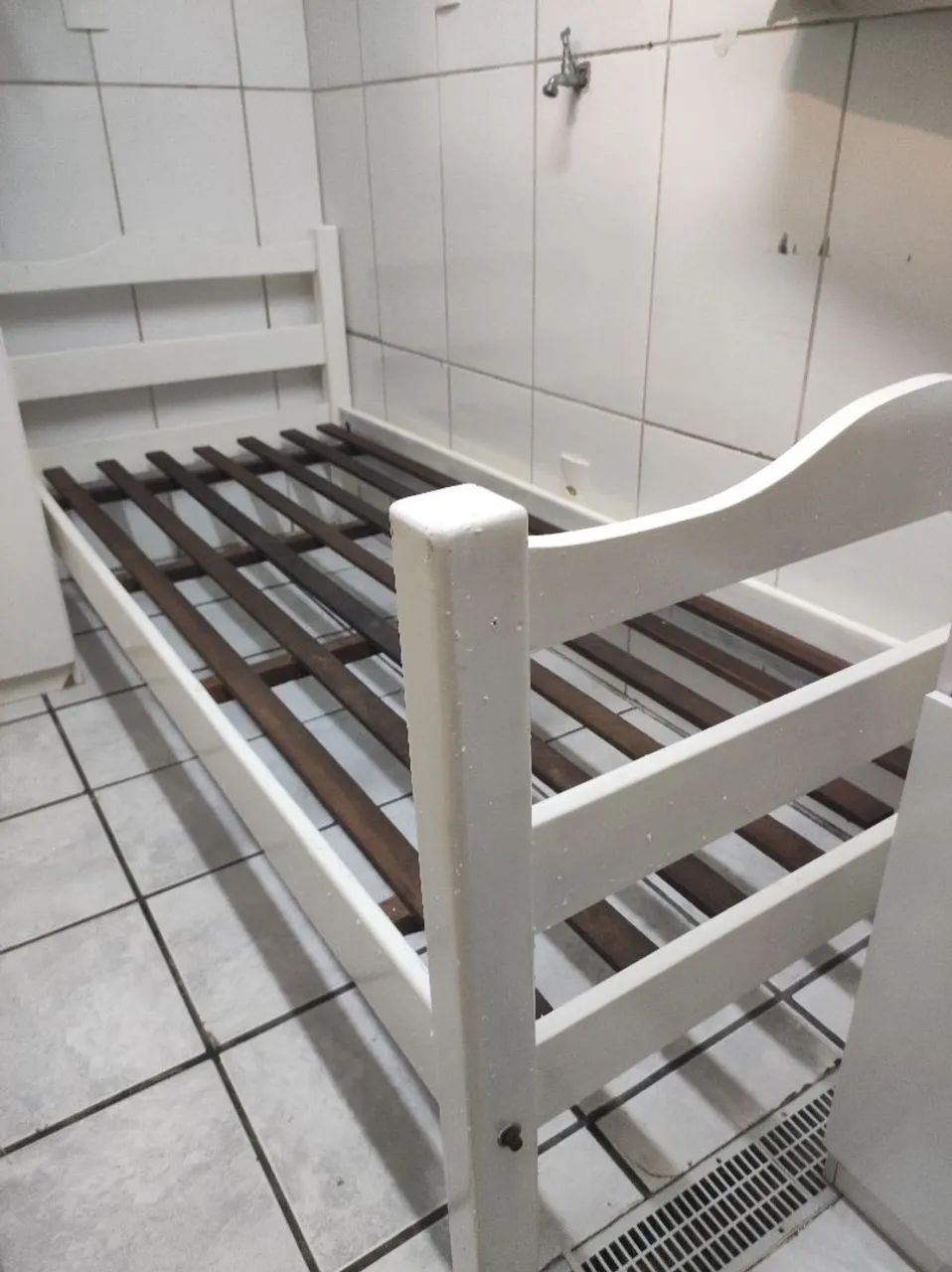 Cama de madeira branca