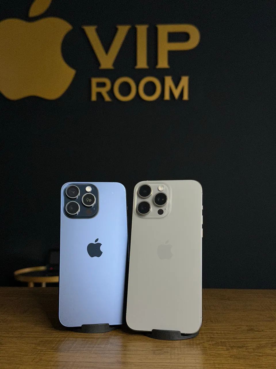 iPhone 15 Pro Max 256gb azul e cinza semi novos impecáveis - Foto 3
