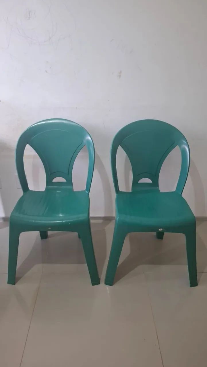 2 cadeiras de plástico