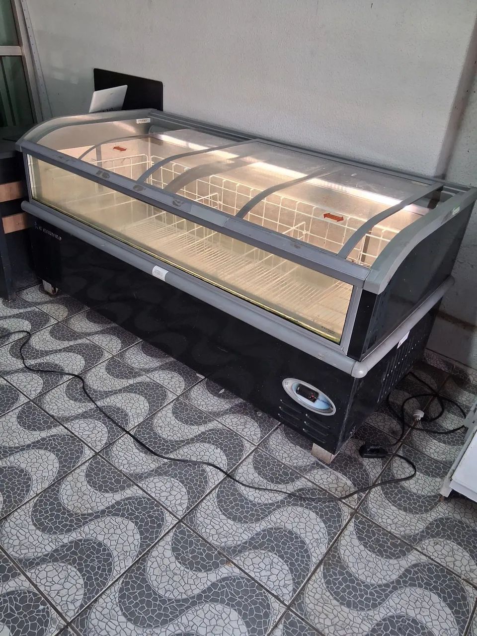 Vendo ilha congelados eletrofrio vidro frontal e lâmpada interna 