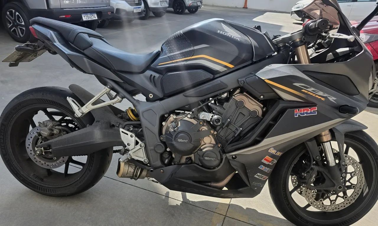 CBR 650 R, 2022, com acessórios 