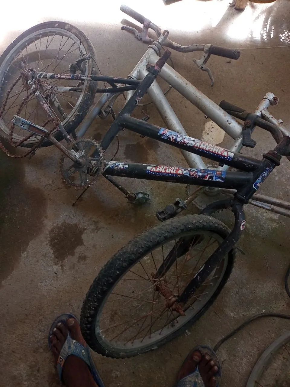 Dois quadros  bicicleta infantil 