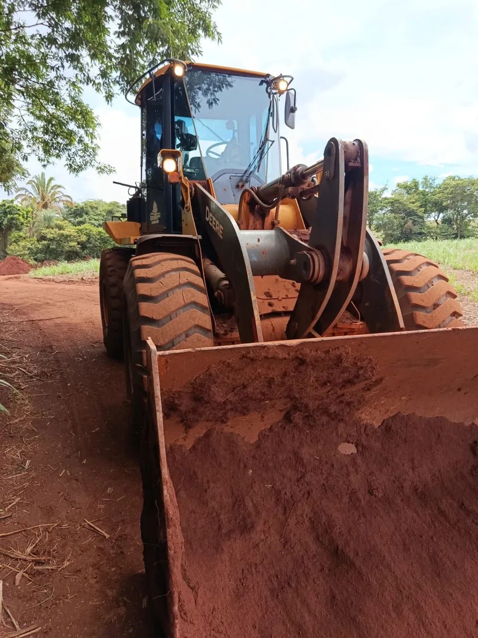 Vende se pá carregadeira JOHN DEERE 524k ano 2022