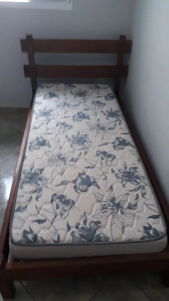Vendo uma cama de solteiro em madeira com colchão 