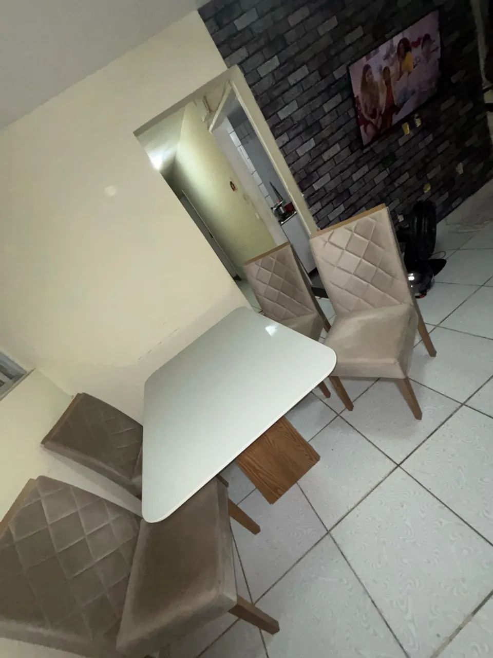 Mesa com quatro cadeiras em perfeito estado 