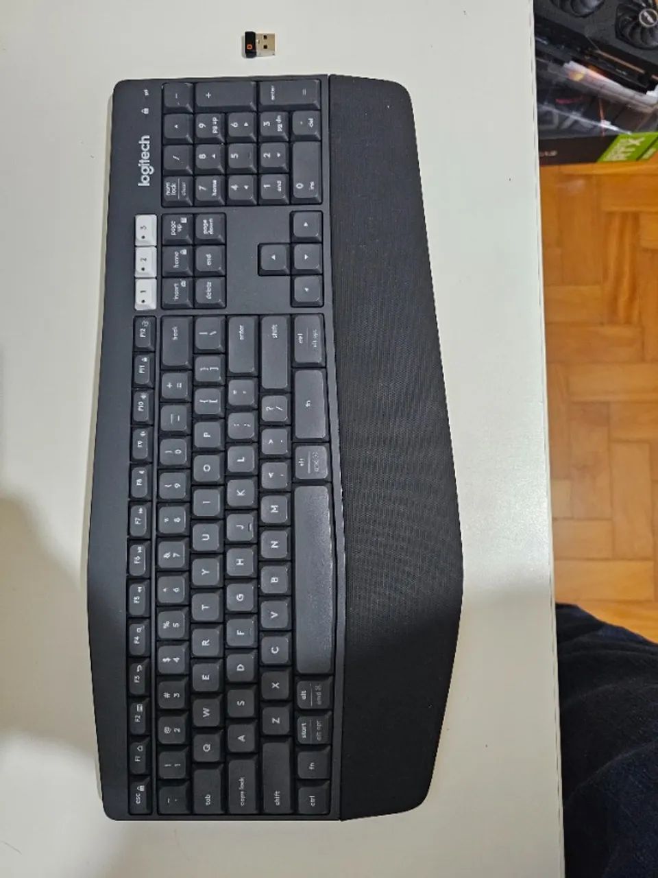 Teclado Sem Fio Logitech K850 - Ergonômico, Bluetooth + Unifying, Apoio de Pulso