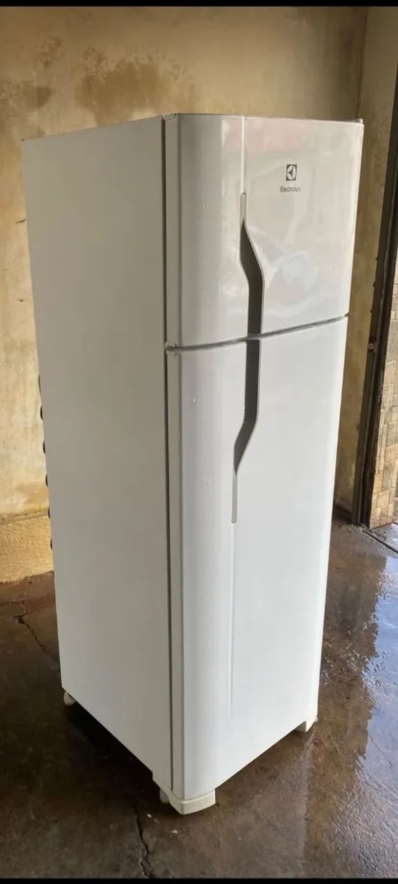 Geladeira eletrolux 220 semi nova
