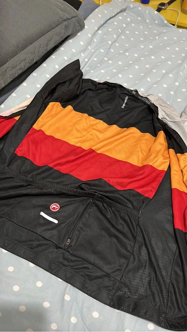 Conjunto de calça e camisa de ciclismo