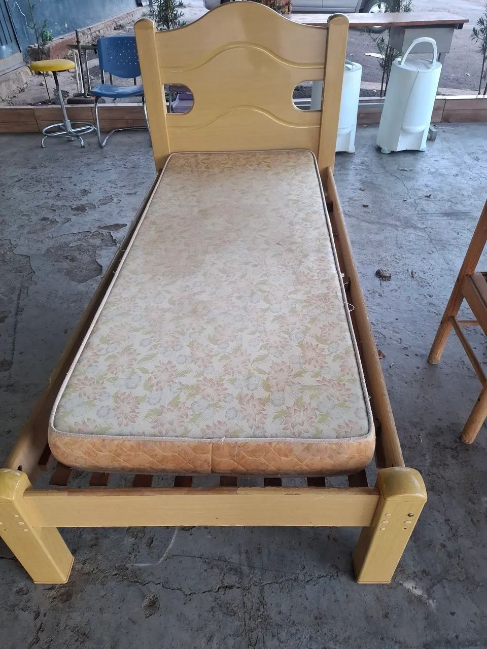 Cama solteiro de madeira com colchão  - Foto 5