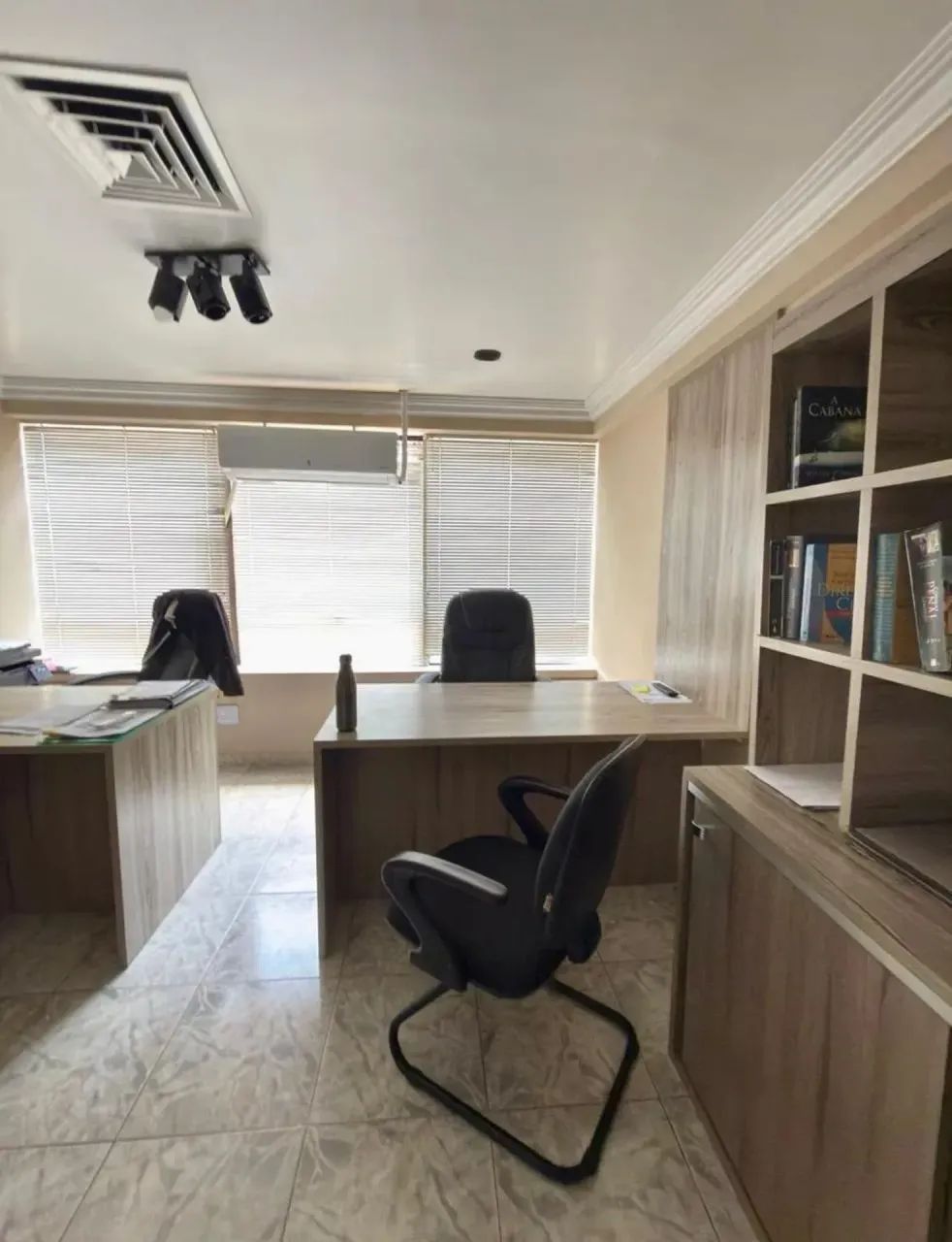 VENDO SALA COMERCIAL COM 78M2 NO EDIFÍCIO RIO NEGRO CENTER