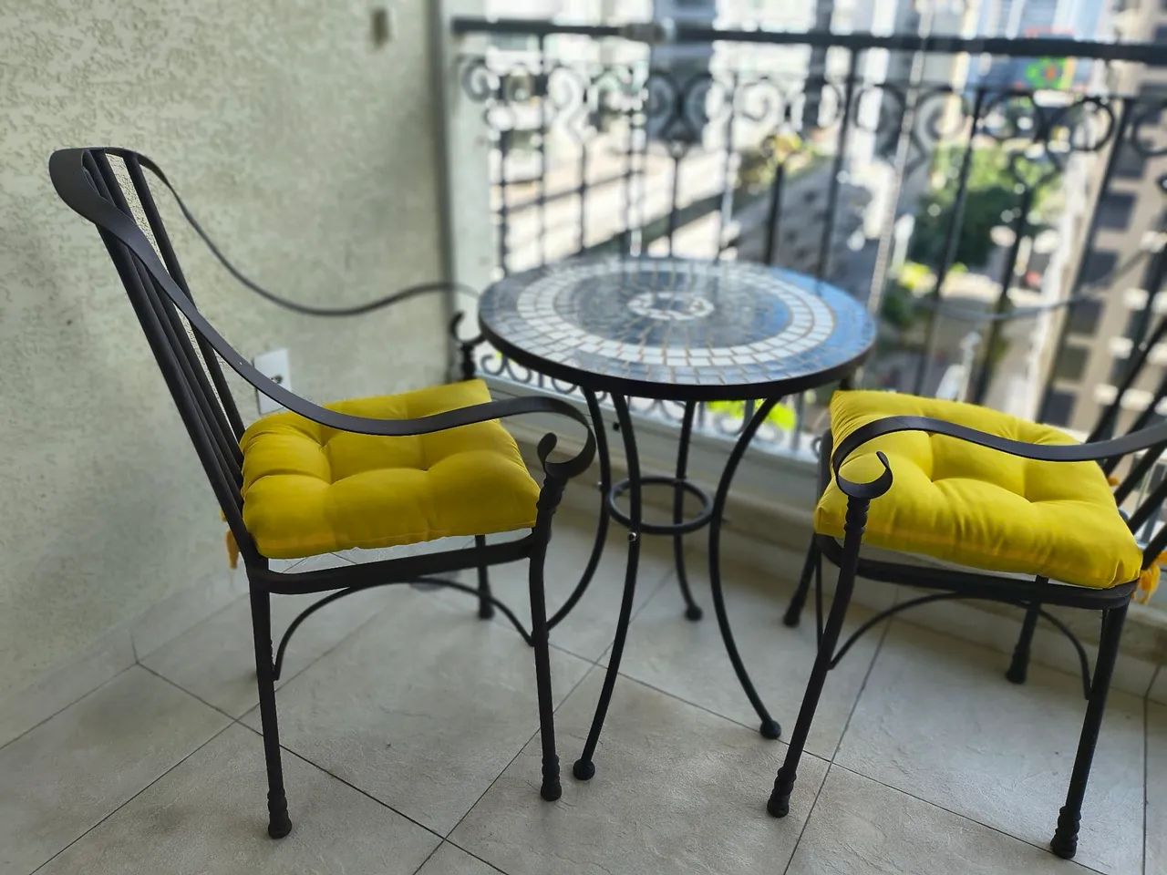 Conjunto de mesinha de apoio 55 cm com duas cadeiras em ferro