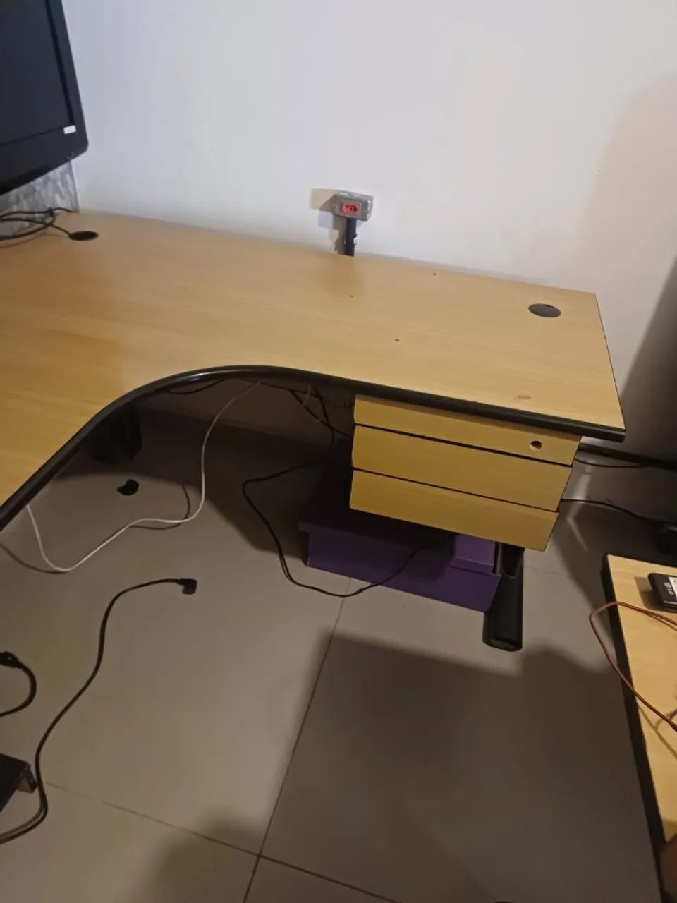 MESA DE ESCRITÓRIO EM "L" - AMPLA E FUNCIONAL - Foto 2