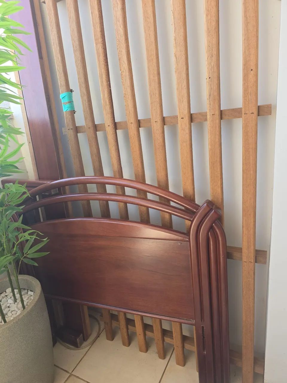 Cama solteiro de madeira. 