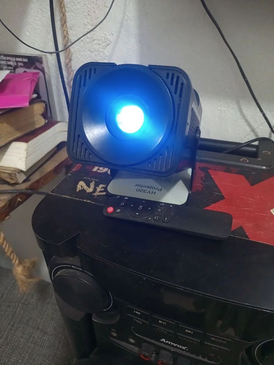 Projetor HY 320 semi-novo 