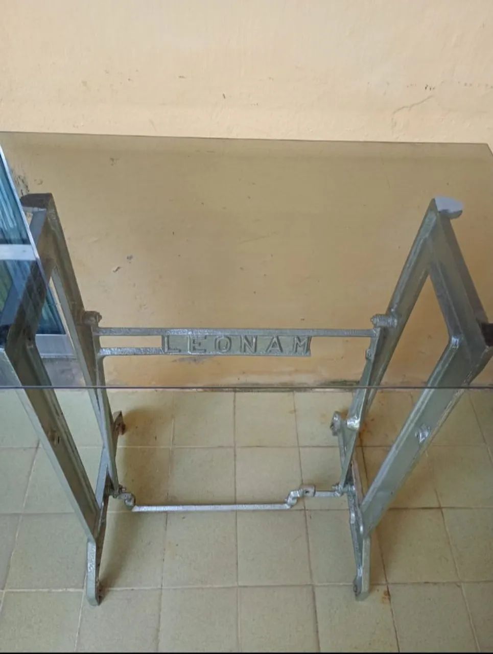 Pé de mesa de costura com vidro.
