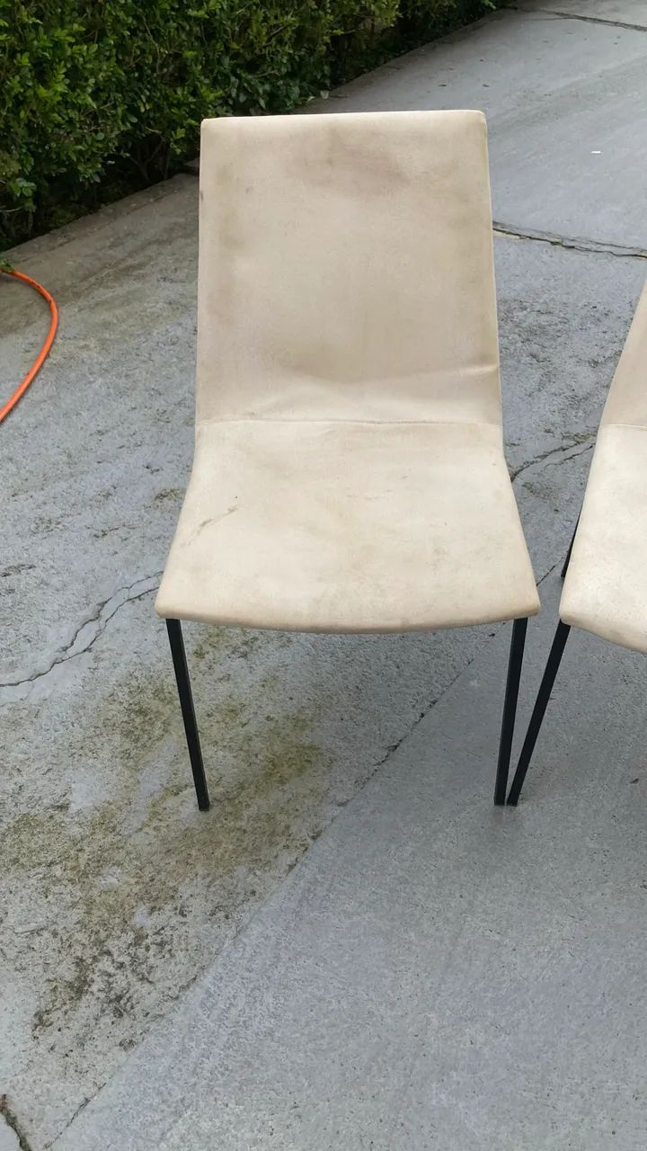 Conjunto 4 cadeiras, pés de metal, sem rasgos. Necessitam limpeza apenas. - Foto 2