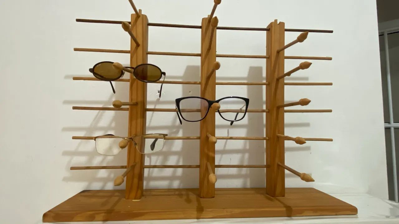 Expositor para óculos em madeira