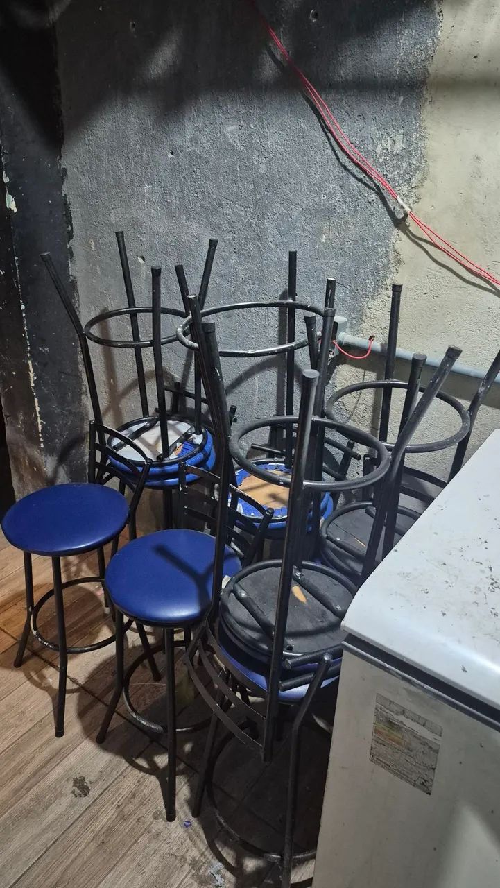 Vendo Jogo de mesas e cadeiras para bares. - Foto 3