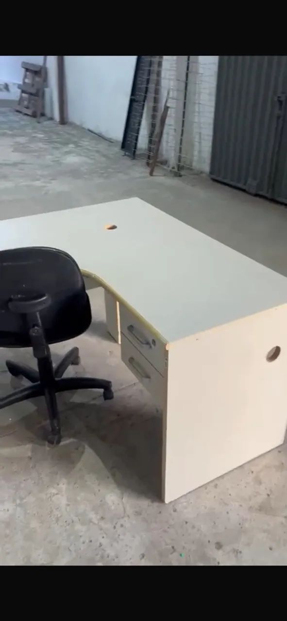 Mesa de escritório e cadeira de escritório