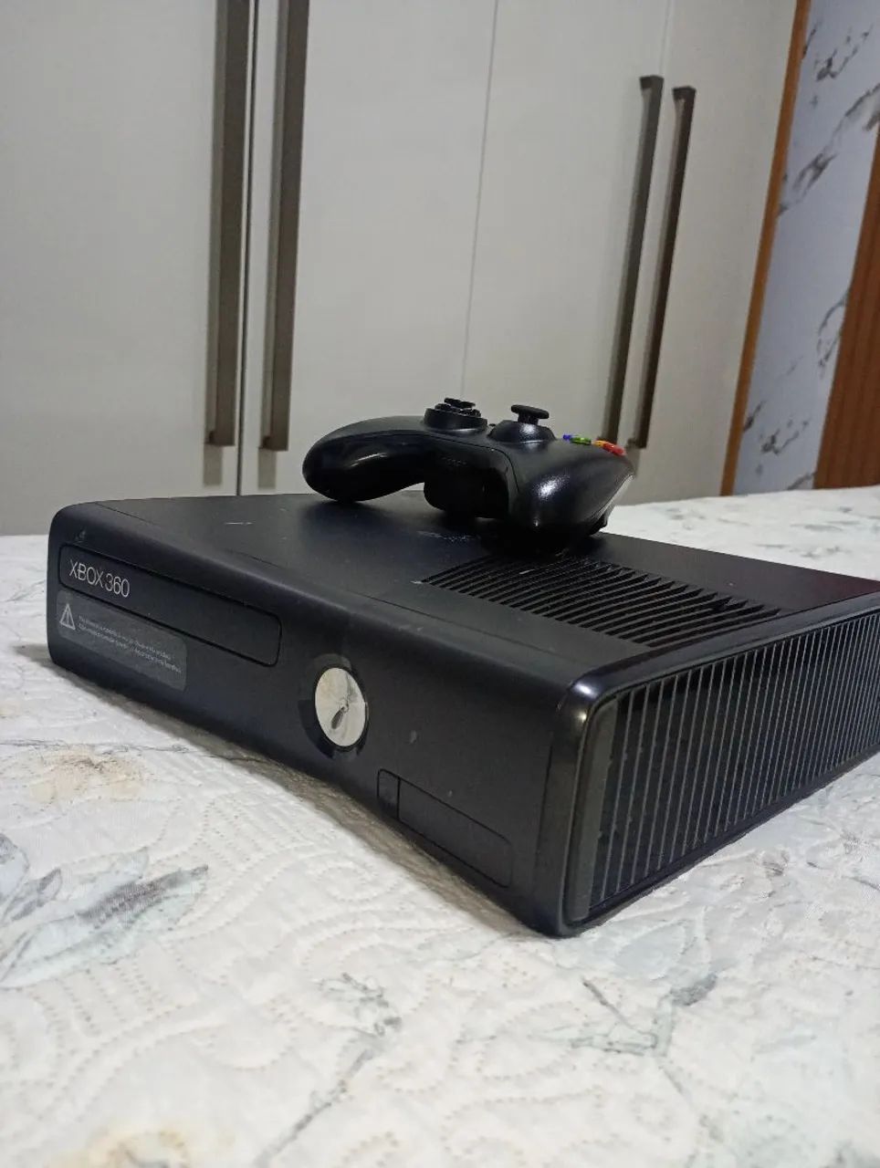 Vendo Xbox 360, funcionando perfeitamente, acompanha um controle e cabos  - Foto 2