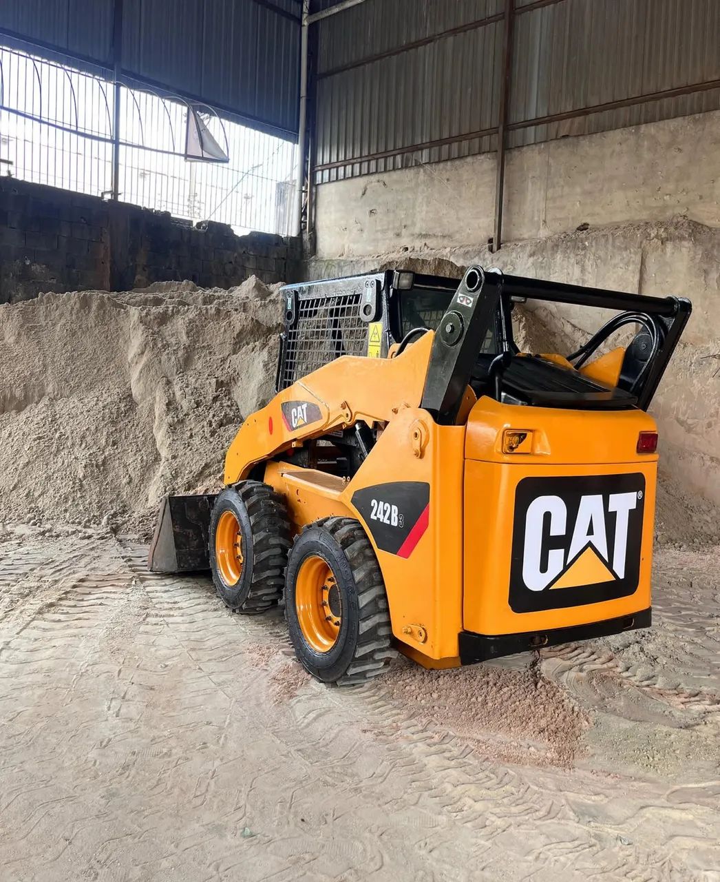 MINI CARRECADEIRA CATPILLAR 242B3