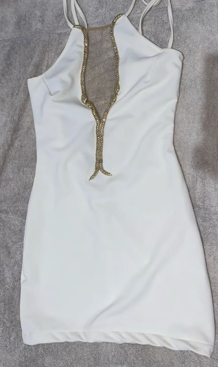 Vestido branco curto com pedraria e strass 