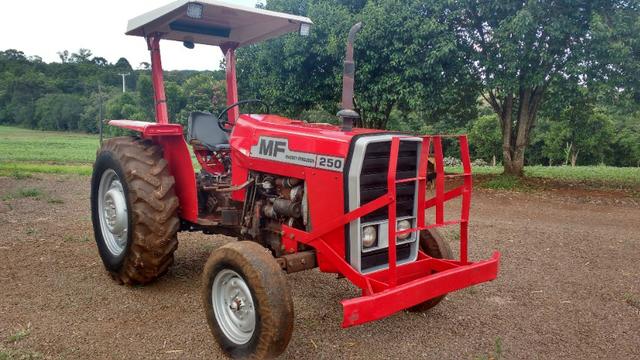 Trator MF 250 com implementos