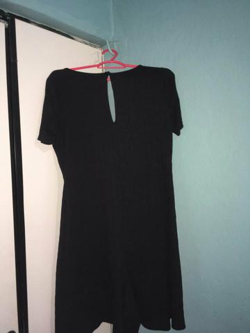 Vende se macaquinha e vestido semi novos