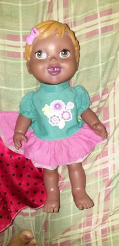 Vendo boneca linda que vem com um vestido lindo - Foto 2