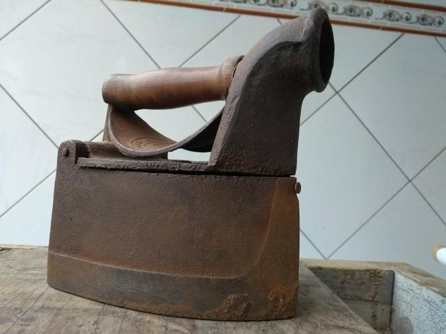 Ferro de passar roupas a carvão