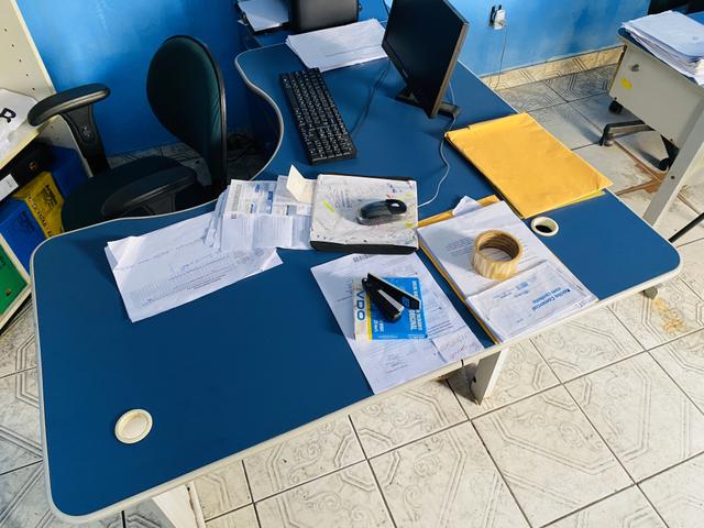 Vendo móveis de escritório mesa em L cadeira fixa - Foto 3