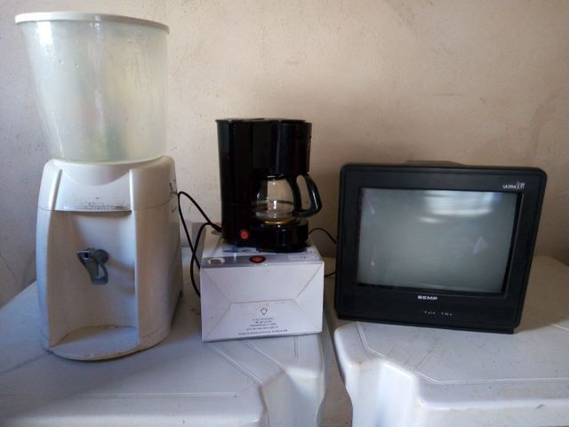 Vendo lote de roupas e sapatos, cafeteira e filtro - Foto 4
