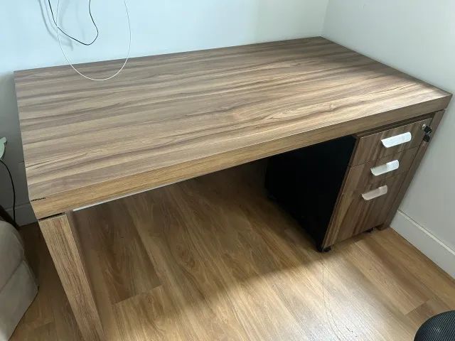 Mesa de escritório com gaveteiro