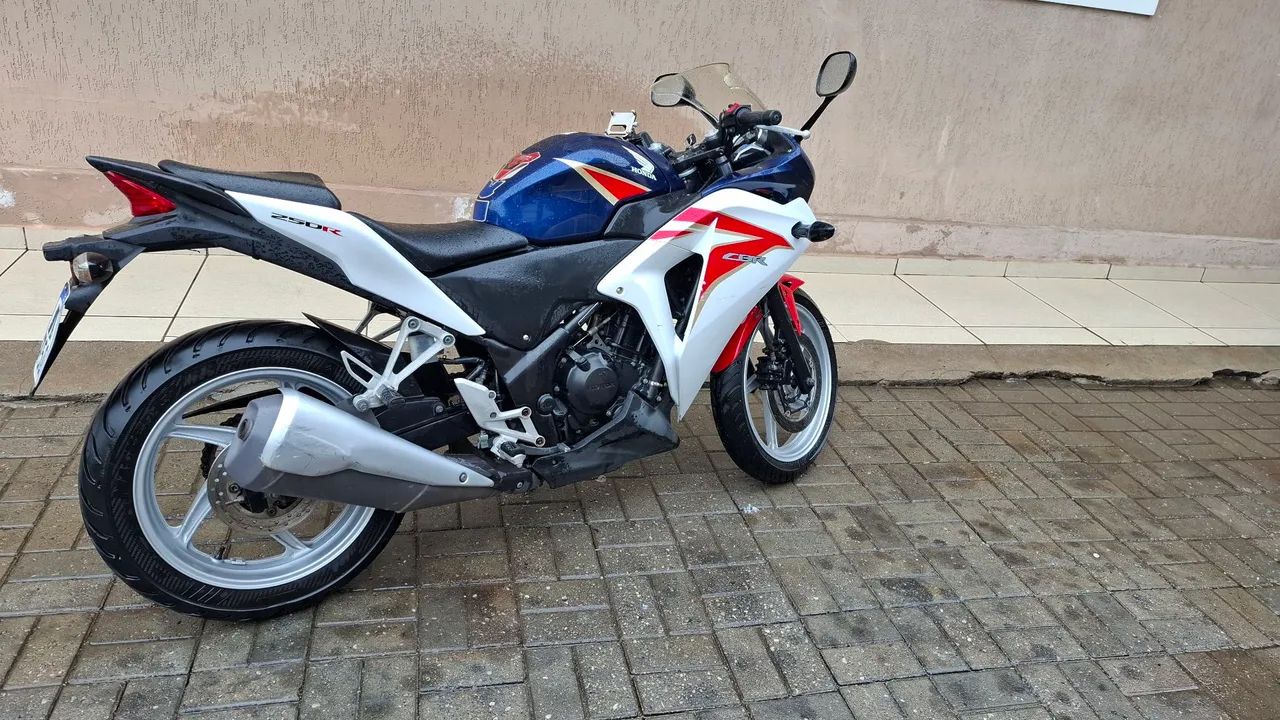 Vendo CBR 250R ano 2012 com 30.400 km originais 