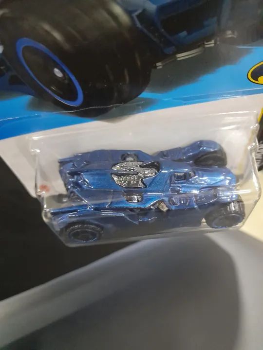 HOT WHEELS  BATMAN ARKHAM KNIGHT BATMOBILE 2024 - Foto 4