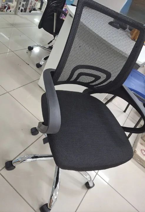 Cadeira de escritório giratoria preta 