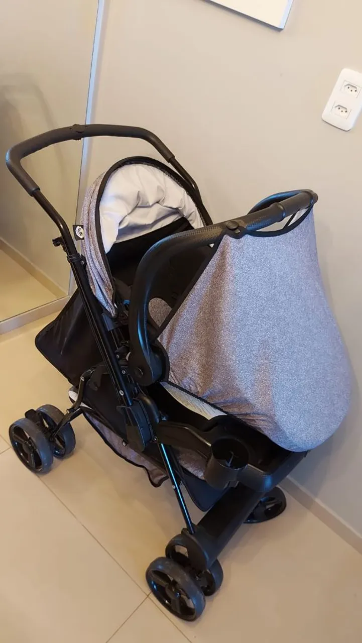 Carrinho de bebê compacto e prático