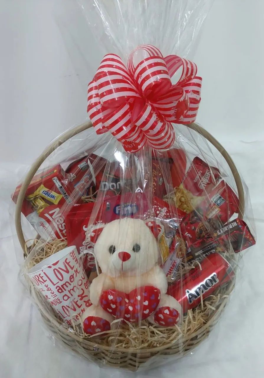 Cesta de presente romântica com pelúcia, chocolate e doces