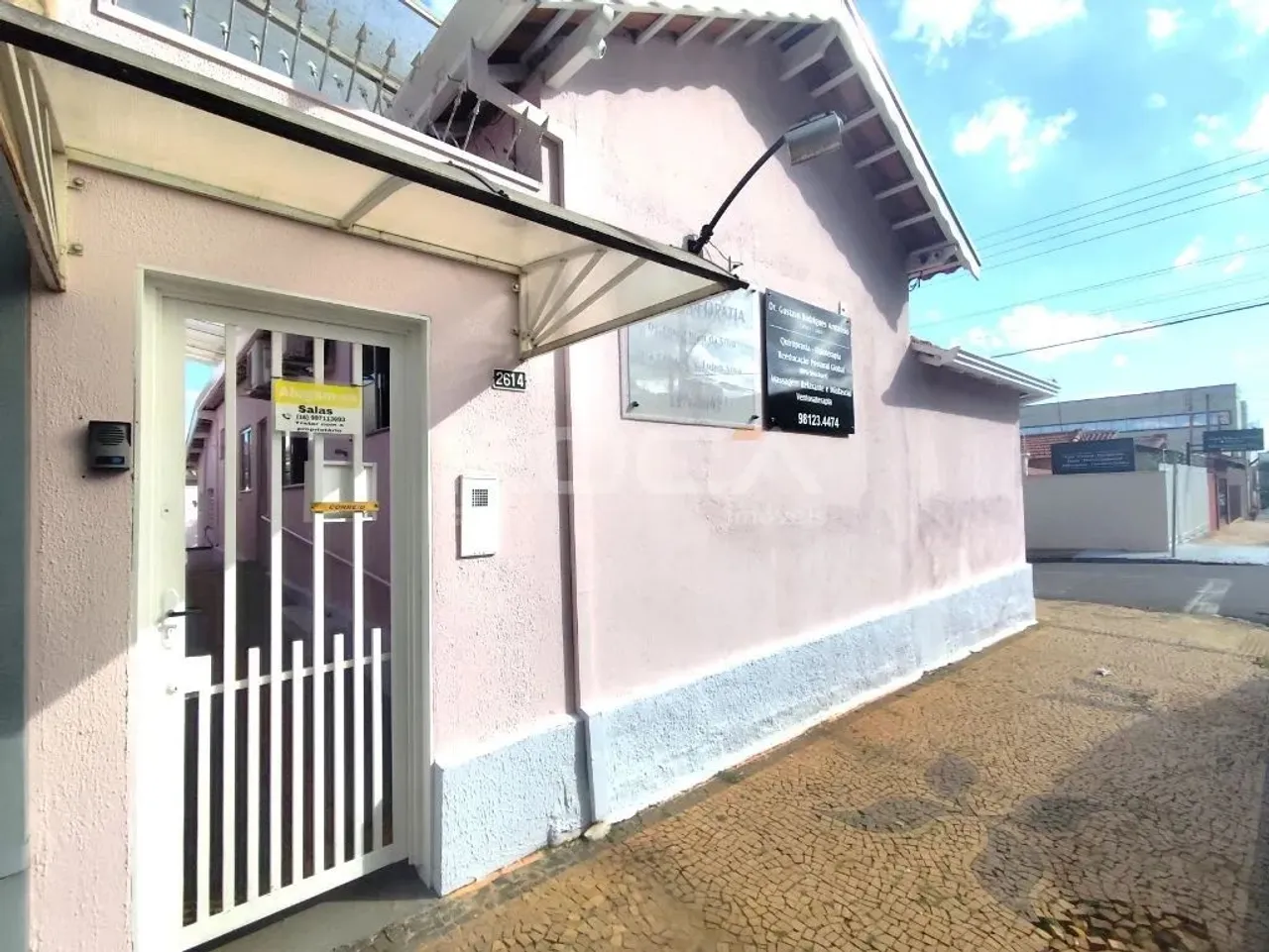 Sala comercial para alugar no Jardim São Carlos, São Carlos - 3 banheiros, cozinha e ar-co