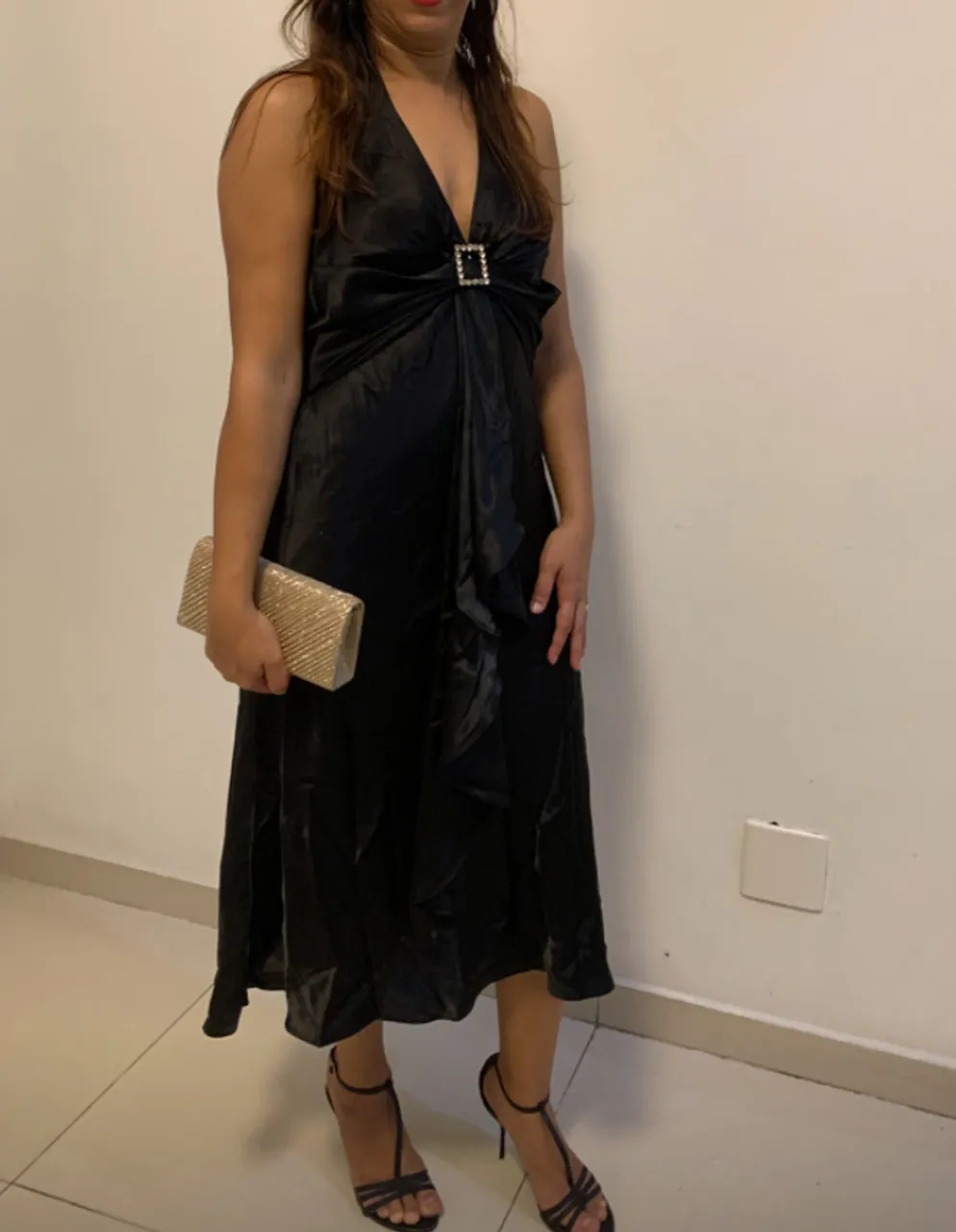 Vestido Preto de cetim com Detalhe em Strass