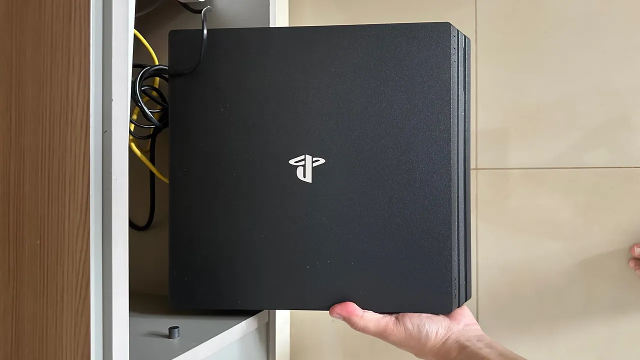 PlayStation 4 Pro - HD 1 tera - ótimo estado