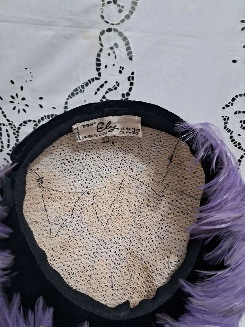 Chapéu Vintage Lilás com Penas e Detalhe em Veludo - Foto 4