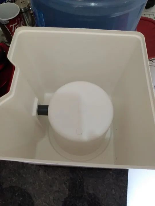 Suporte plástico com garrafao vazio - Foto 2