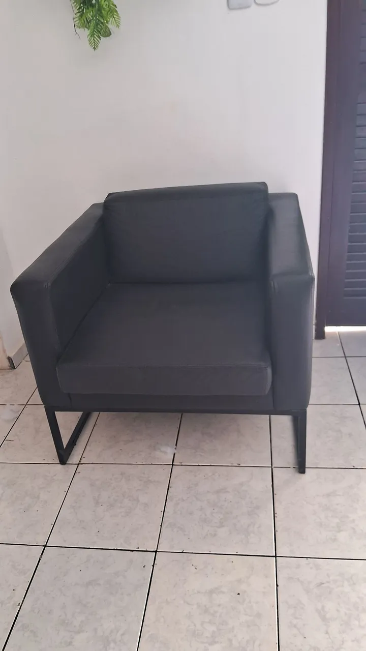 Poltrona moderna em couro sintético