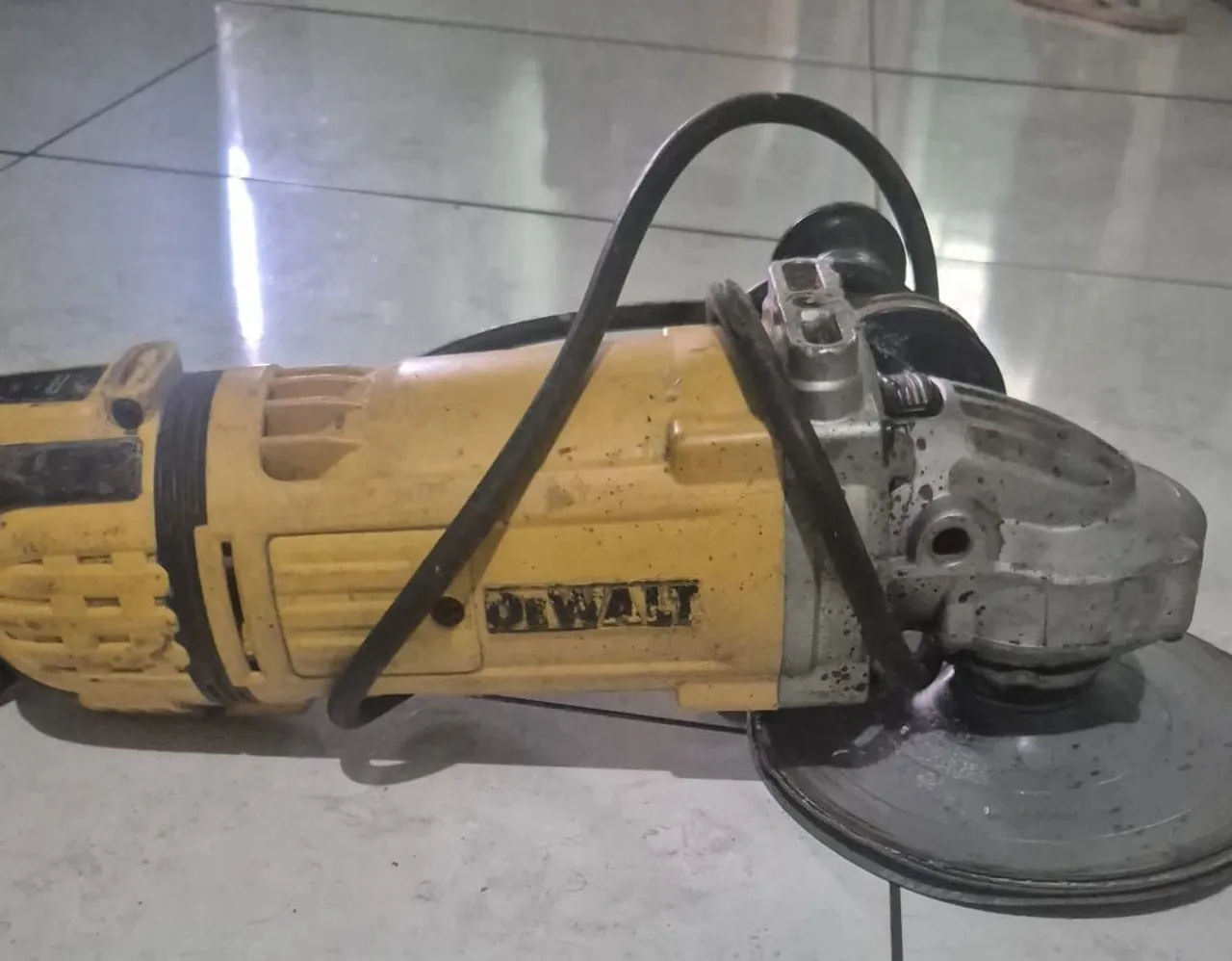 Esmerilhadeira Dewalt