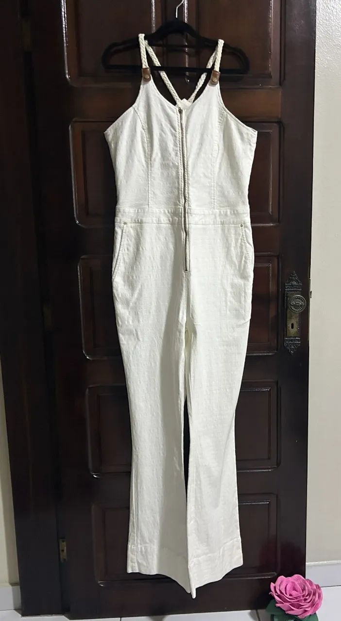 Macacão Off White, tamanho 44, da marca Famel.