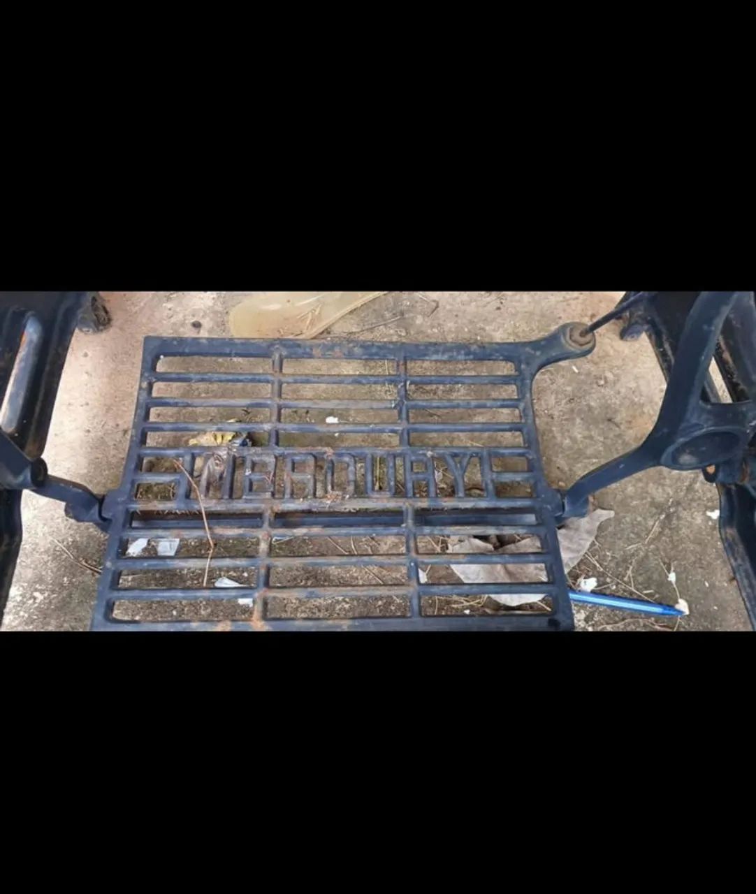 Mesa feita com base de máquina de costura antiga (ferro fundido) com tampo de granito. - Foto 4