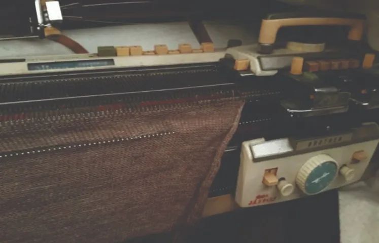 Maquina de tricô Elgin Brother com Frontura (Pente)  - Foto 2