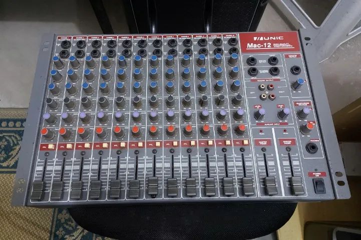 Mesa de Som UNIC Mac-12 - 12 Canais - 2° Dono - Ótimo Estado - Funcionando 100%